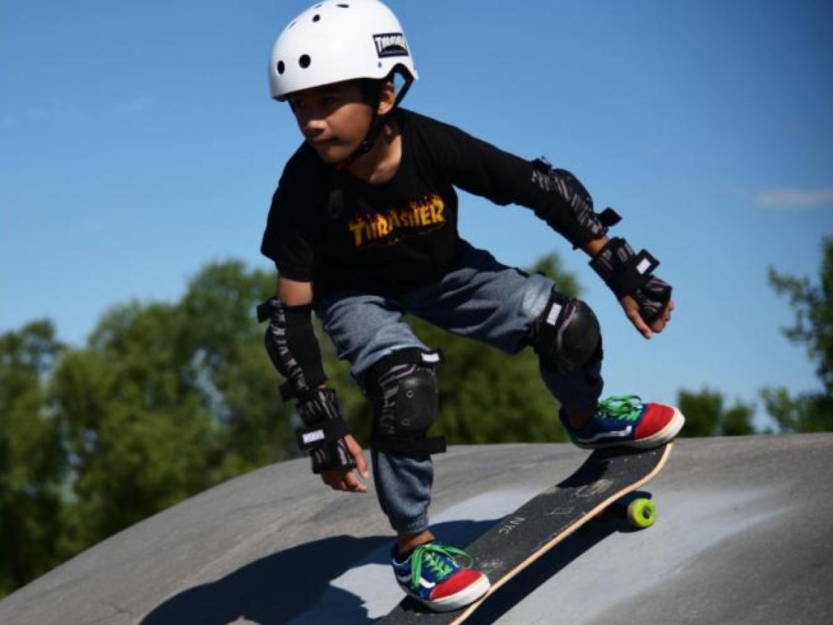 Skateboard Action 4 - Skating down